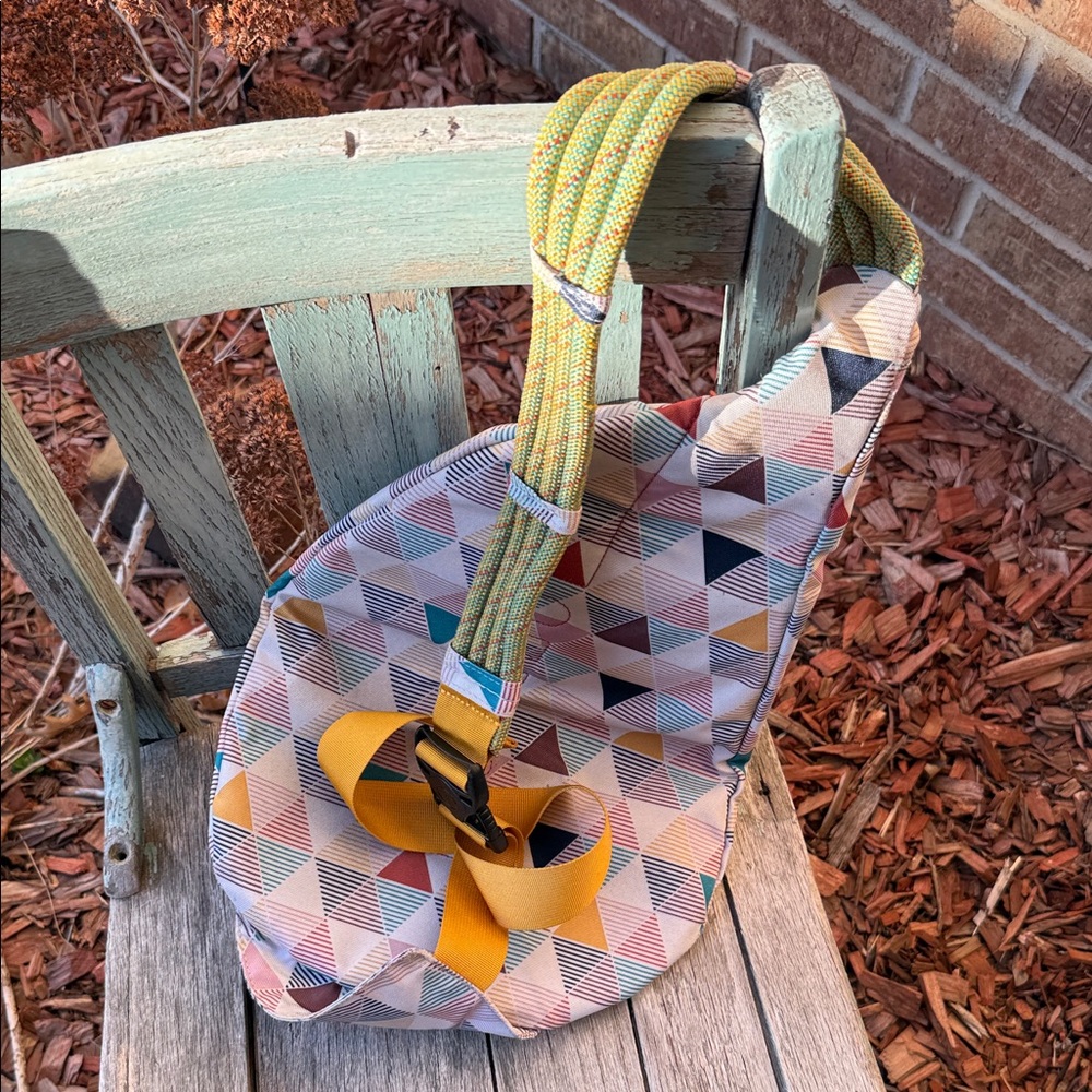 Kavu Women's Rope Sling Triangular Pattern Backpa… - image 8